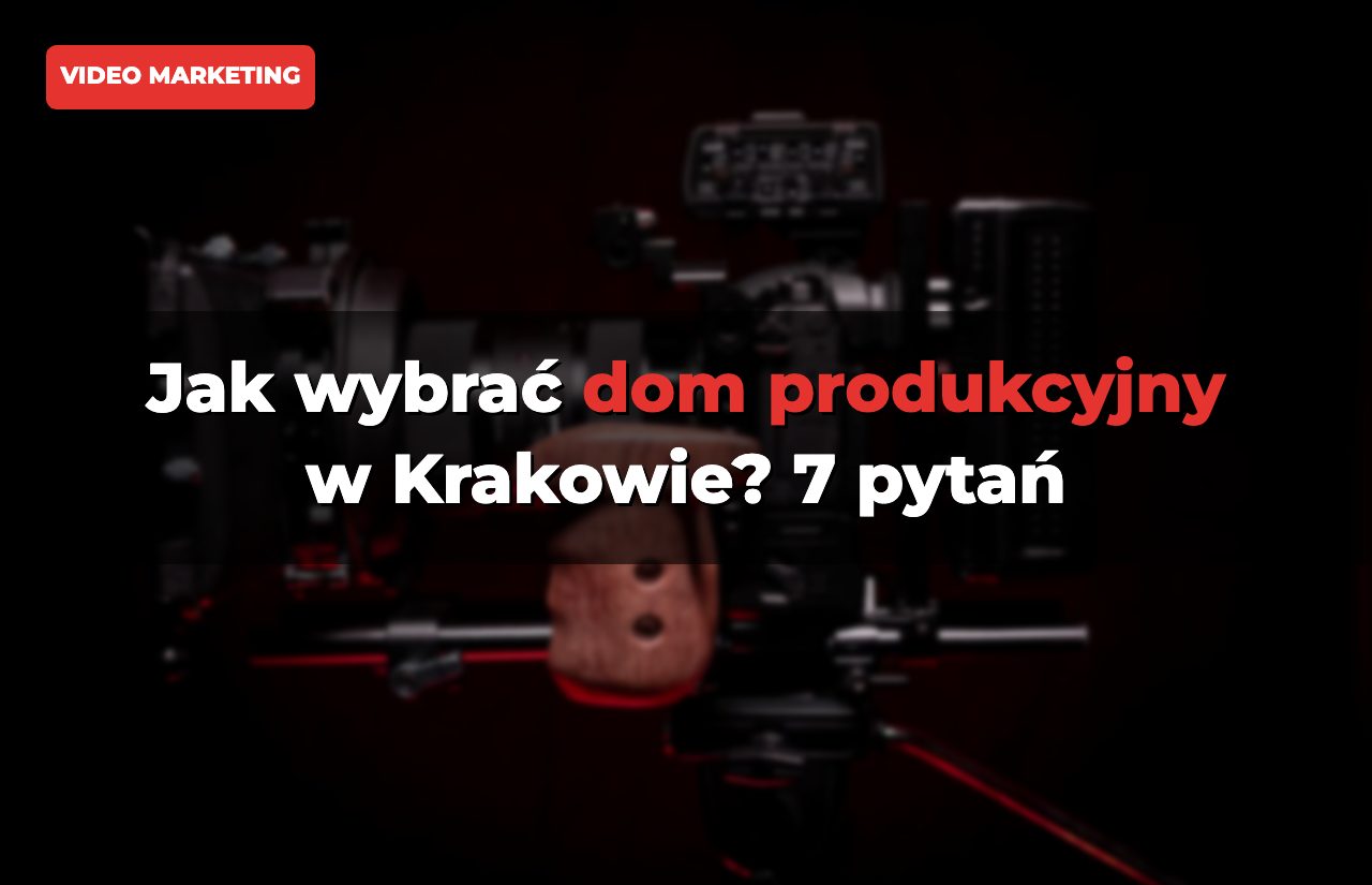 Kamera filmowa z drewnianym uchwytem na ciemnym tle &ndash; jak wybrać dom produkcyjny w Krakowie